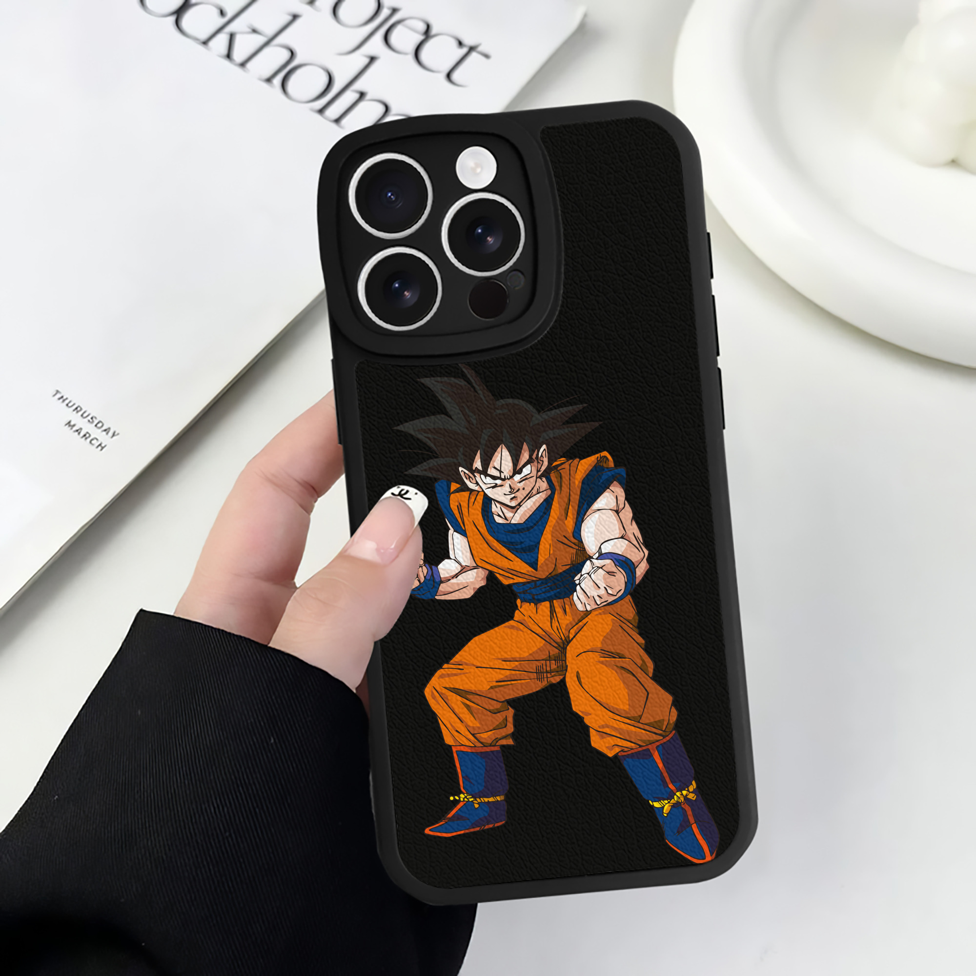 （画像用） ドラゴンボール 孫悟空（そん ごくう）Son Goku カカロット DRAGON BALL Kakarotto 【iPhone 16シリーズ対応】シリコンスマホケース（レザー調） 材質：シリコン